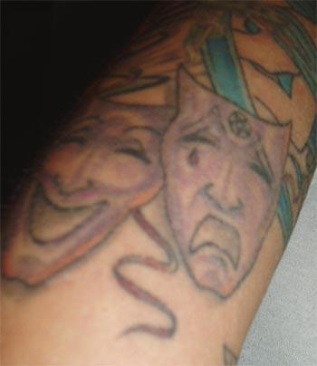 draken från "new tattoo" skivan image64 maskerna från "theatre of pain" 